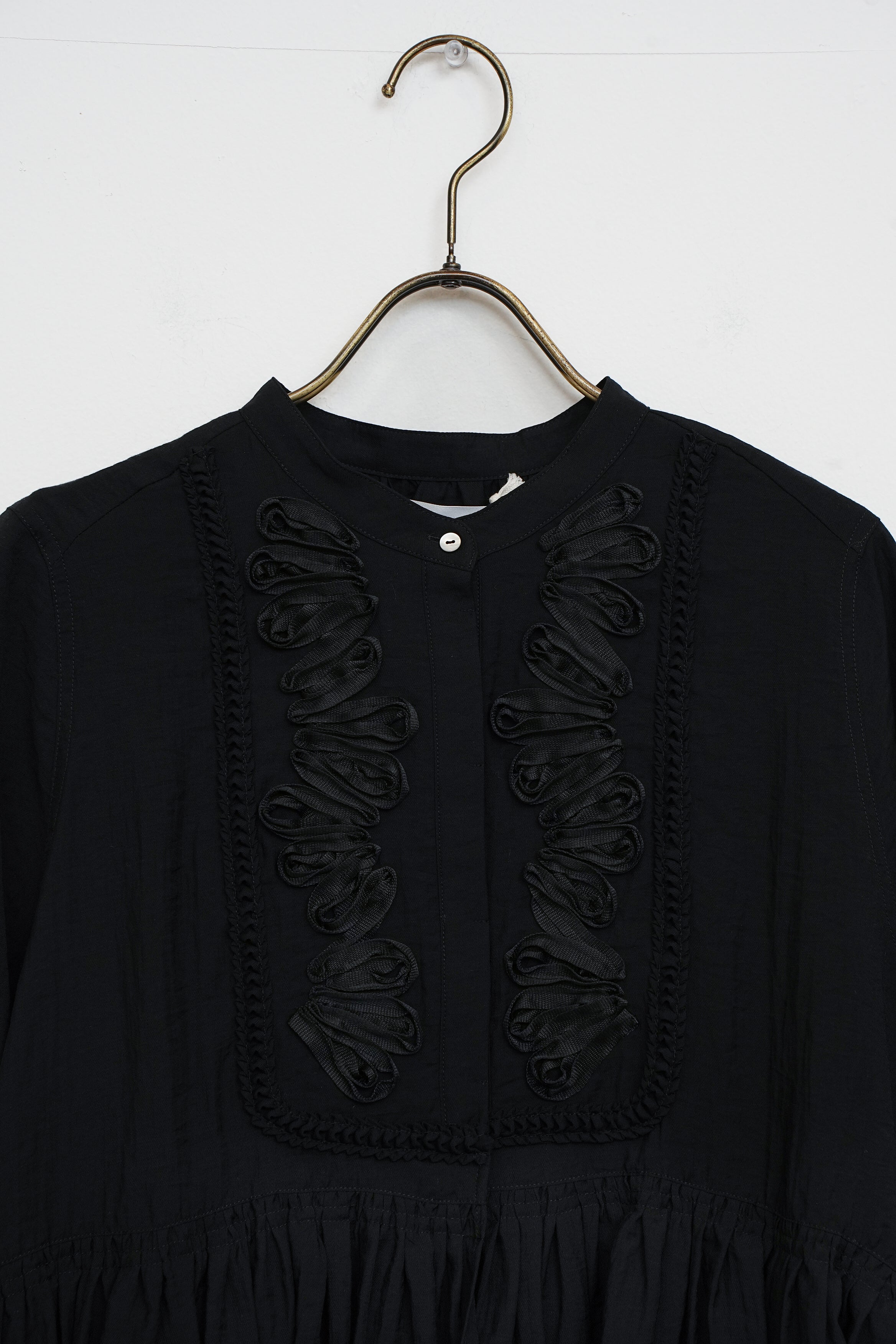 【SOI-MeME】コードエンブロイダリーダイヤタックブラウス_260212004795