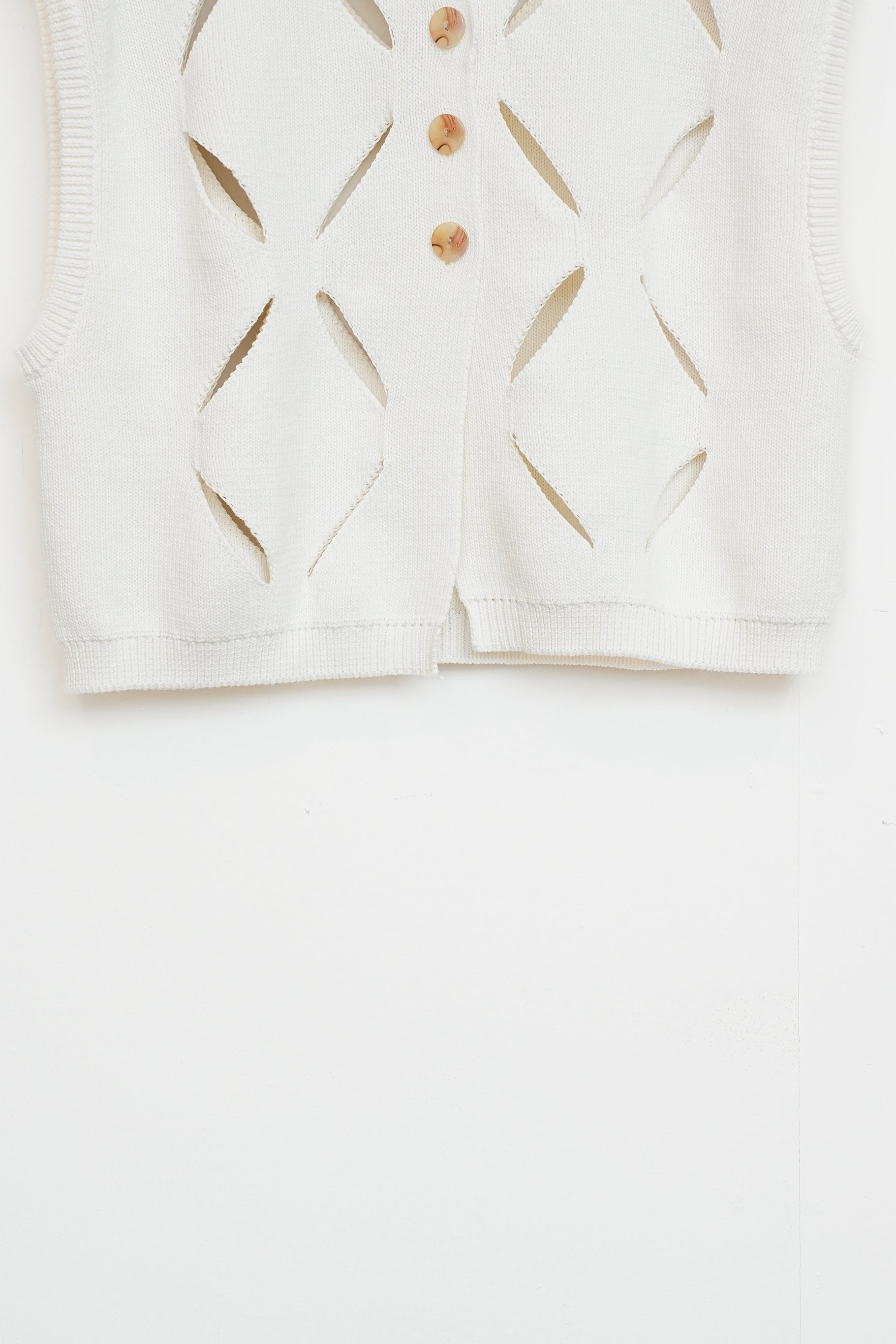 【YENN】CUT OUT PATTERN VEST_260203004055