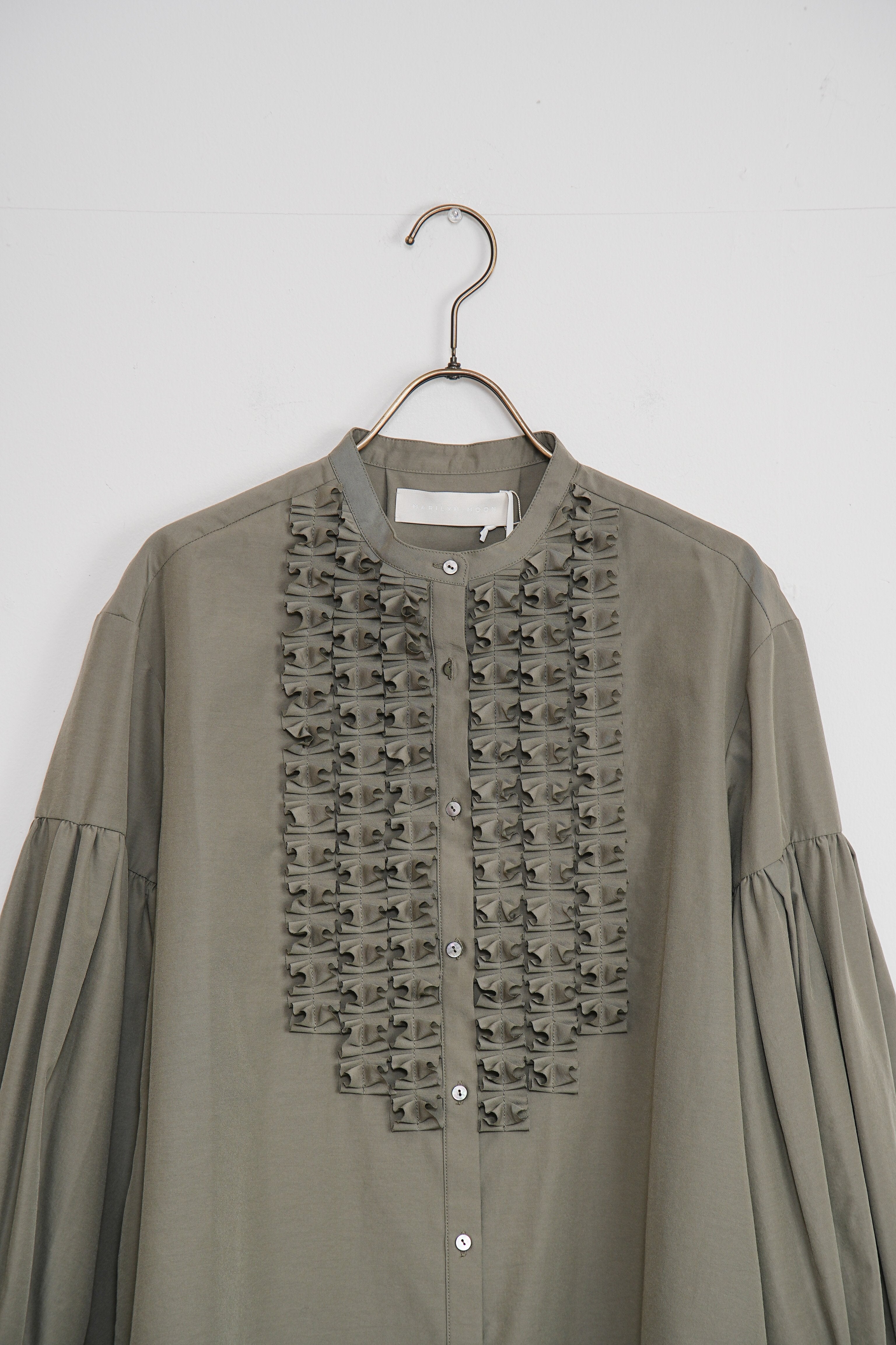 【MARILYN MOON】モダンタックフリルワッシャーブラウス_241005004706