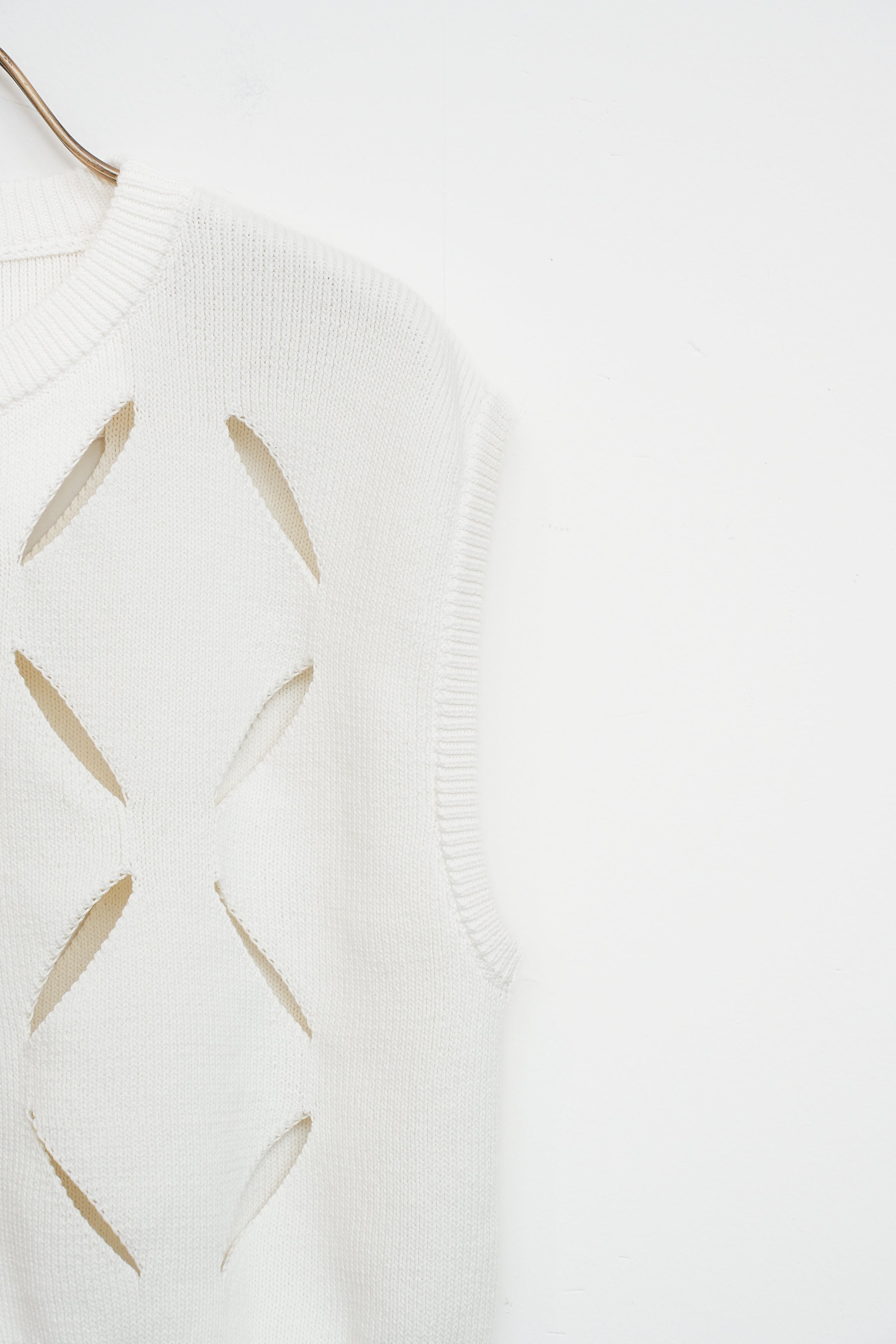 【YENN】CUT OUT PATTERN VEST_260203004055