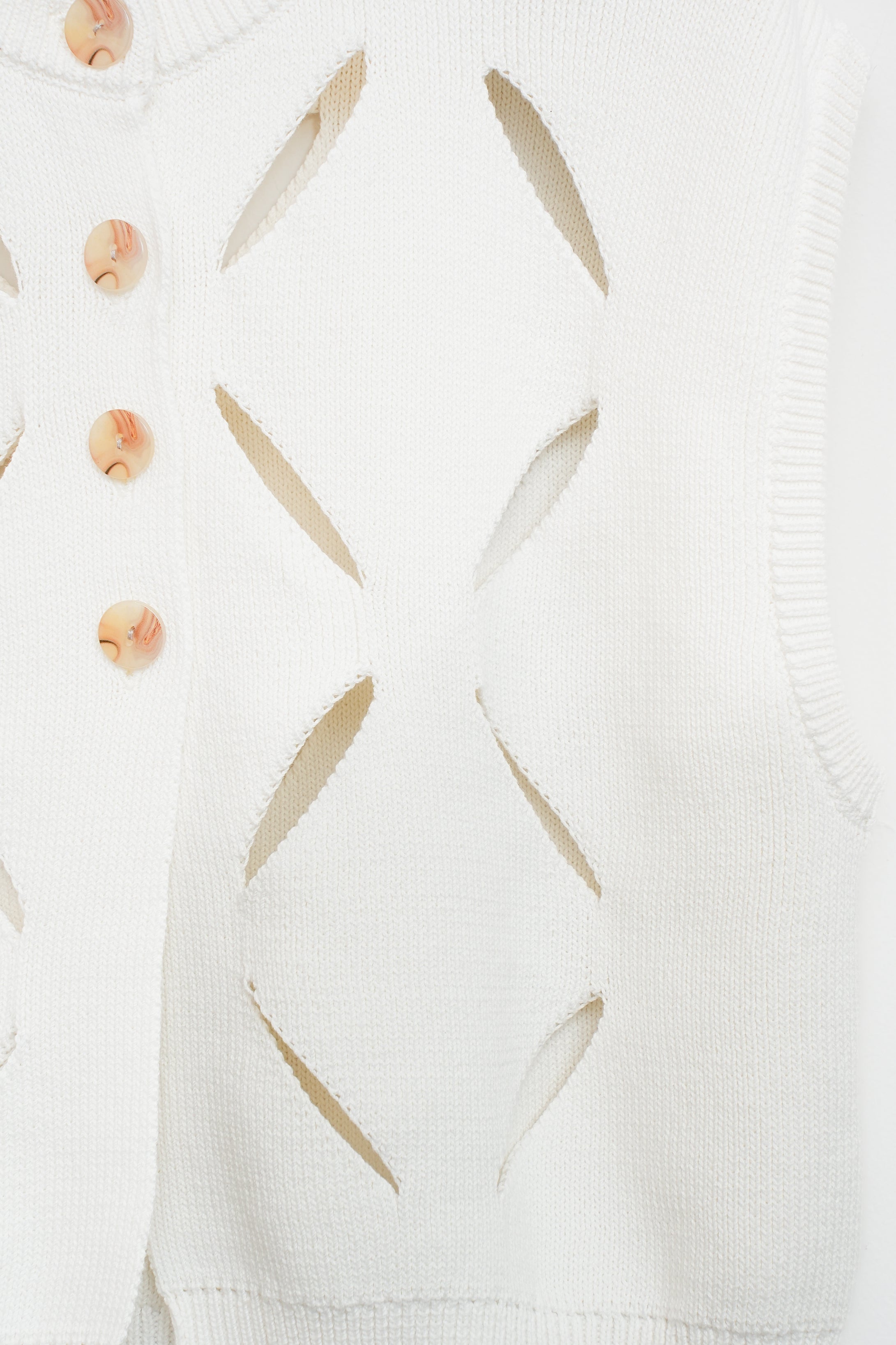 【YENN】CUT OUT PATTERN VEST_260203004055