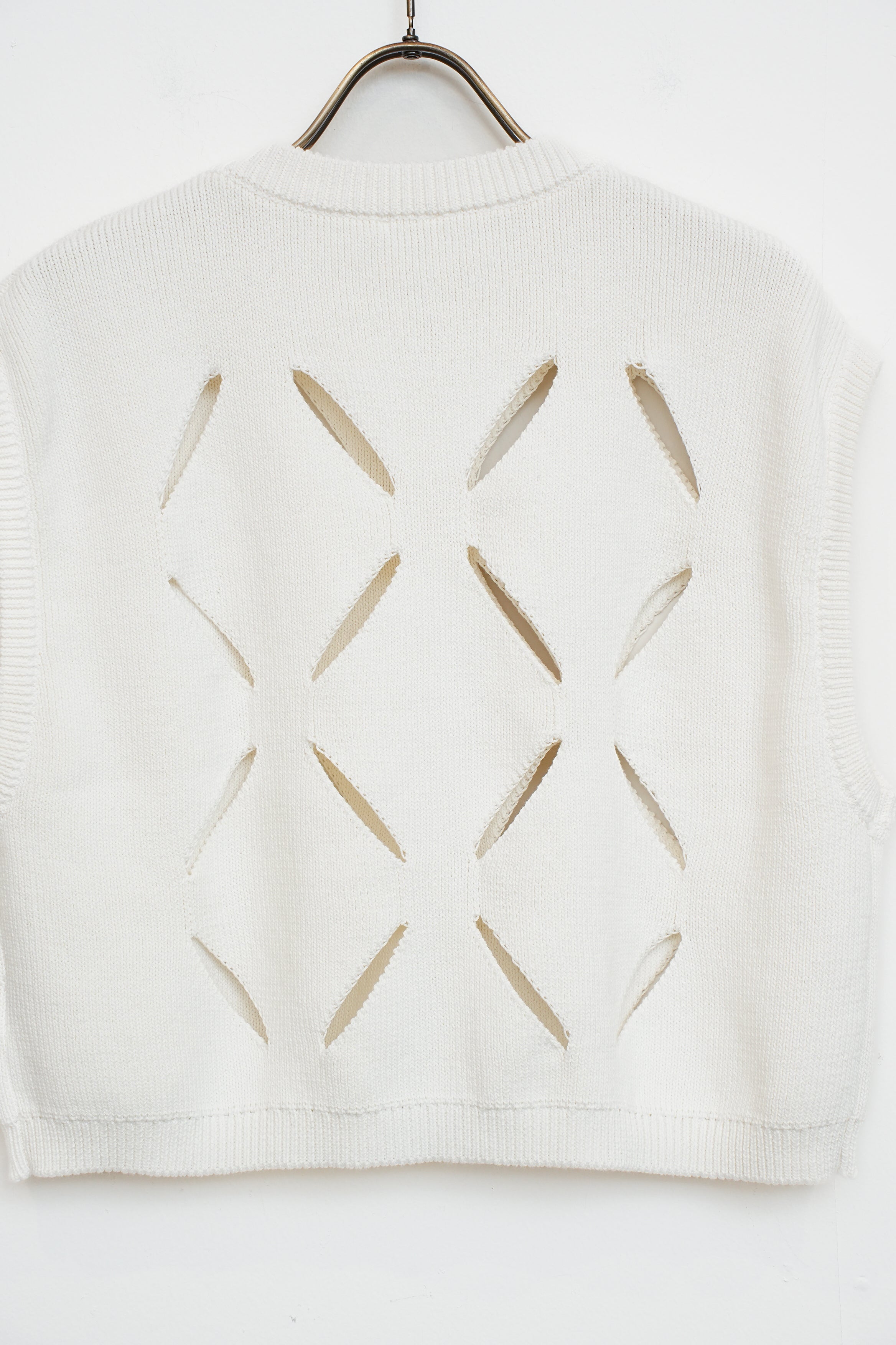 【YENN】CUT OUT PATTERN VEST_260203004055