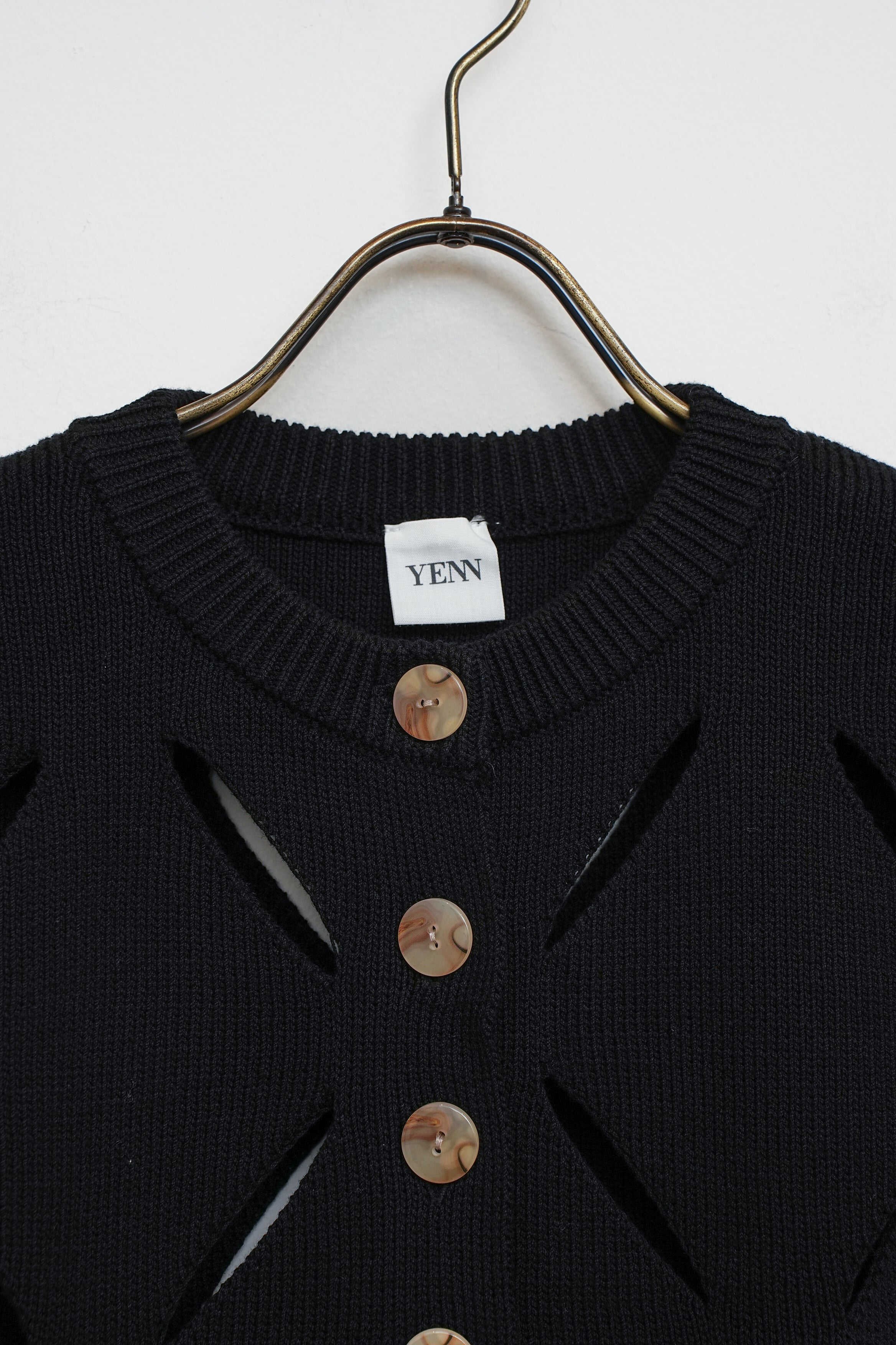 【YENN】CUT OUT PATTERN VEST_260203004055