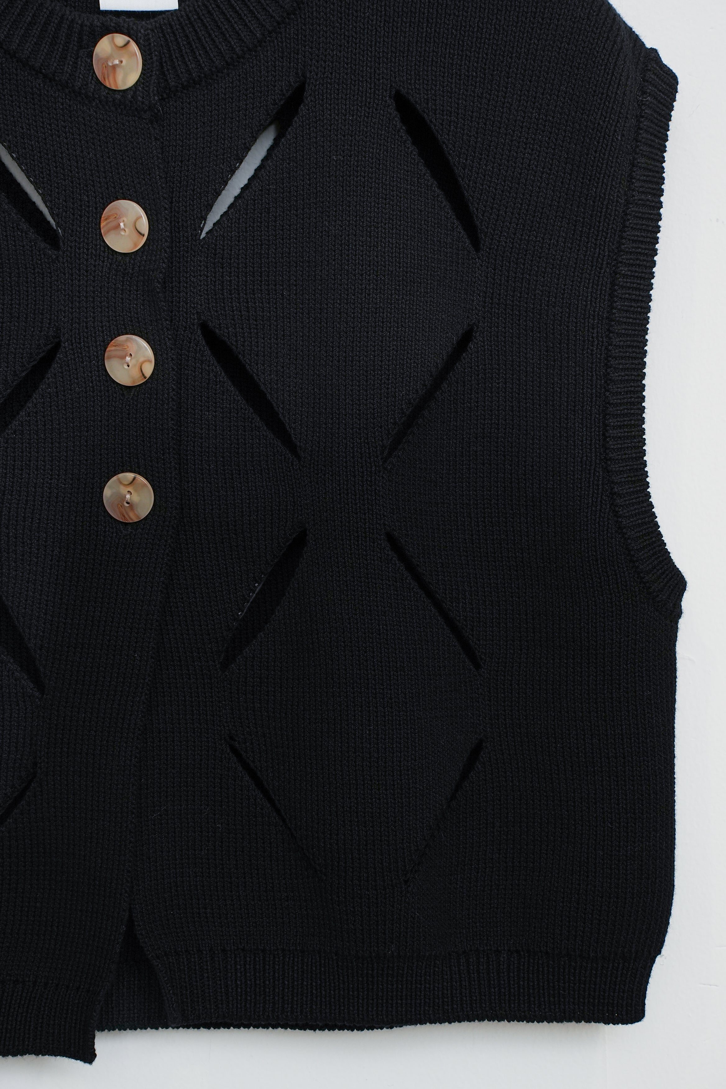 【YENN】CUT OUT PATTERN VEST_260203004055