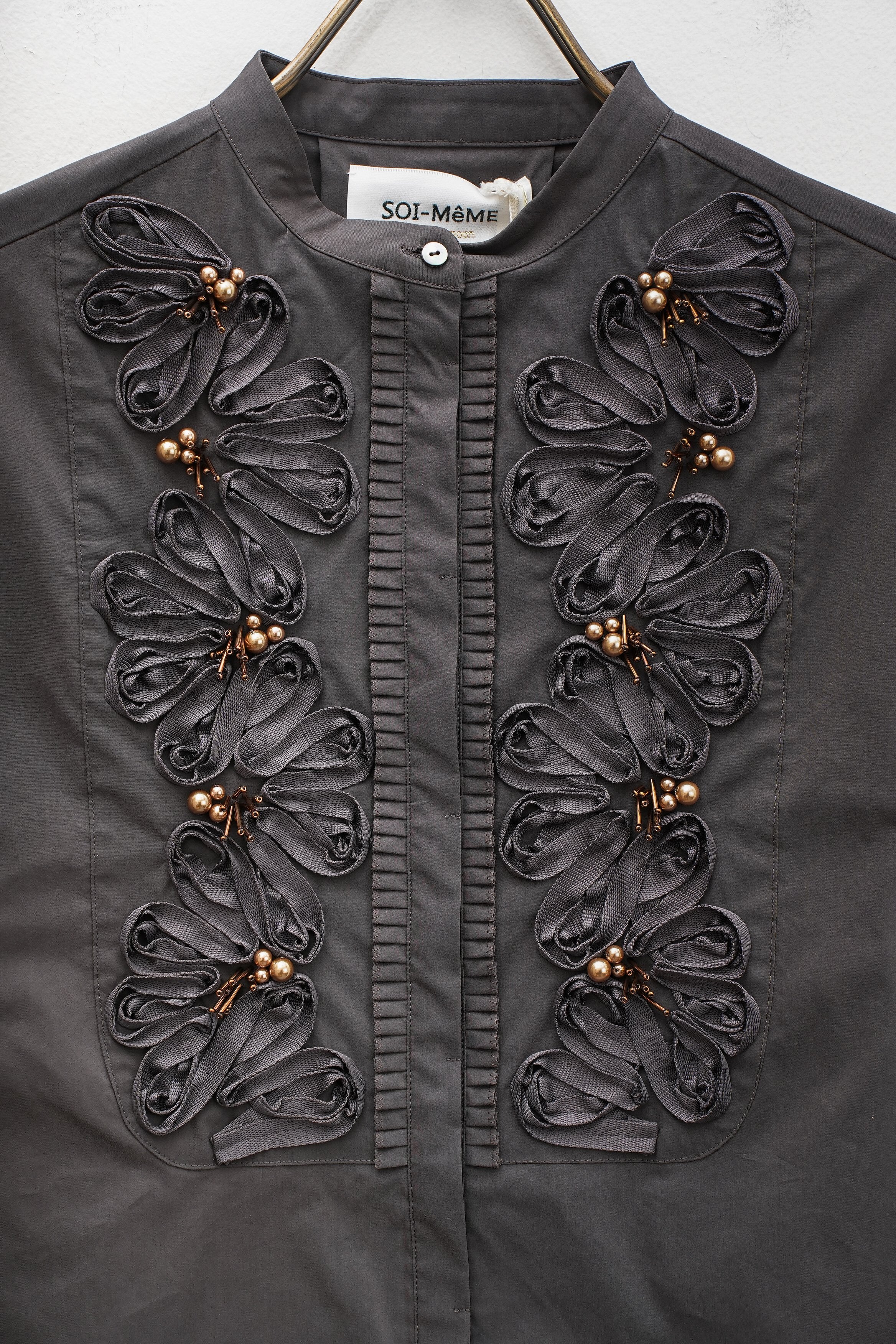 【SOI-MeME】コード刺しゅうパールブラウス_250802003284