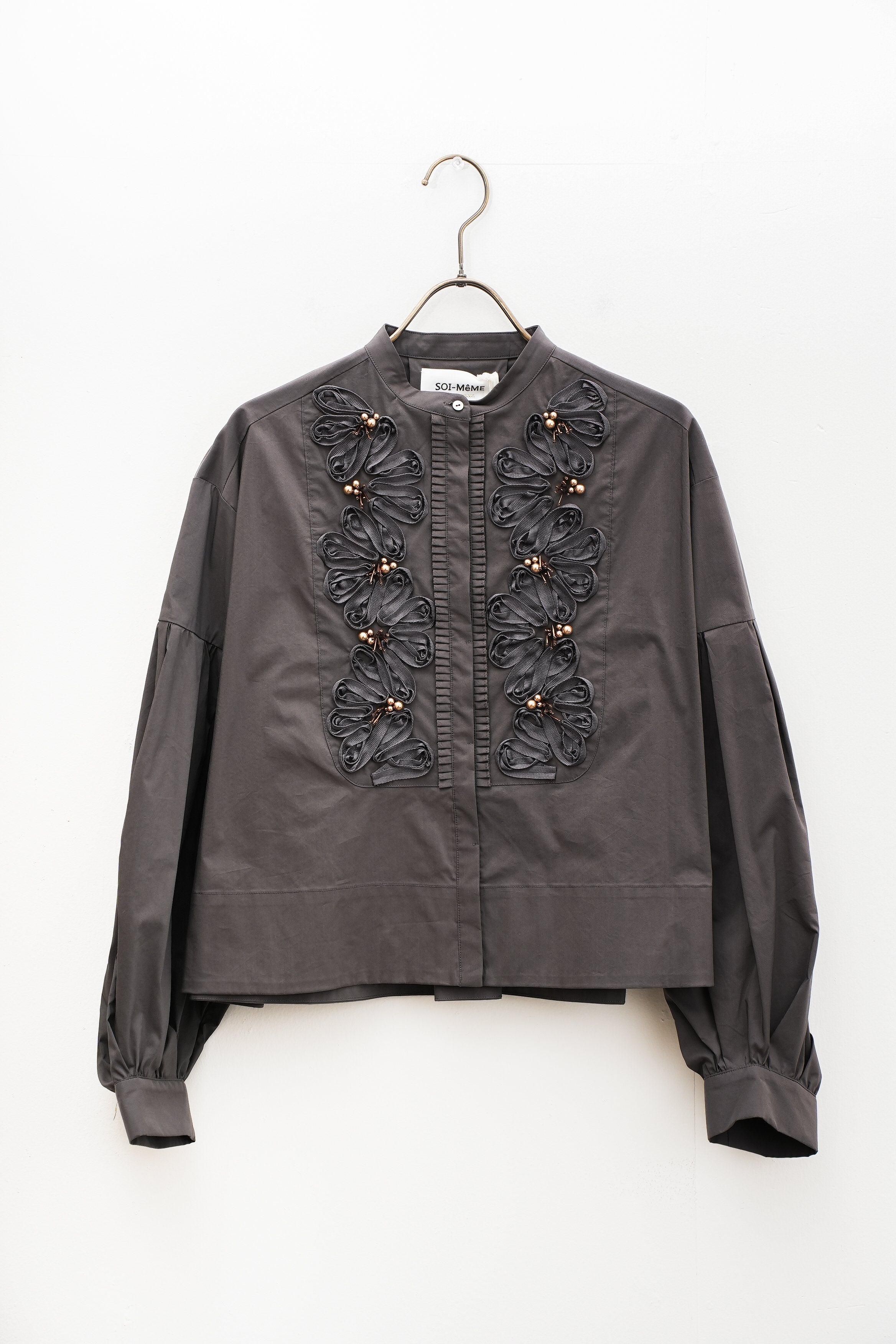 【SOI-MeME】コード刺しゅうパールブラウス_250802003284